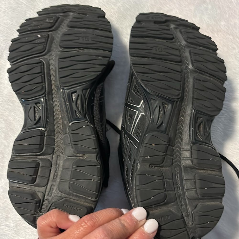 Black ASICS. - Picture 4 of 4